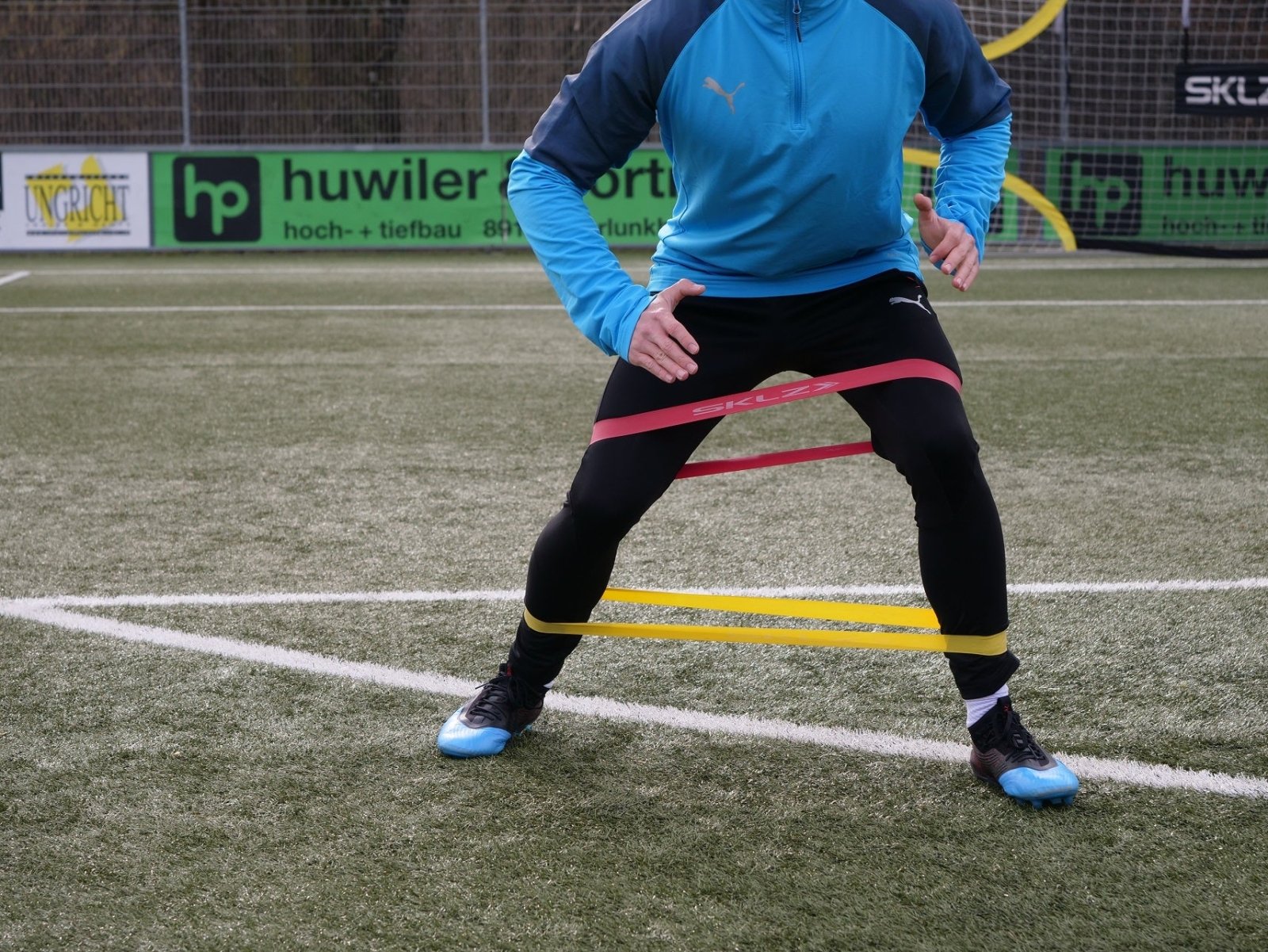 Ein Fussballer macht Krafttraining in der Fussballvorbereitung