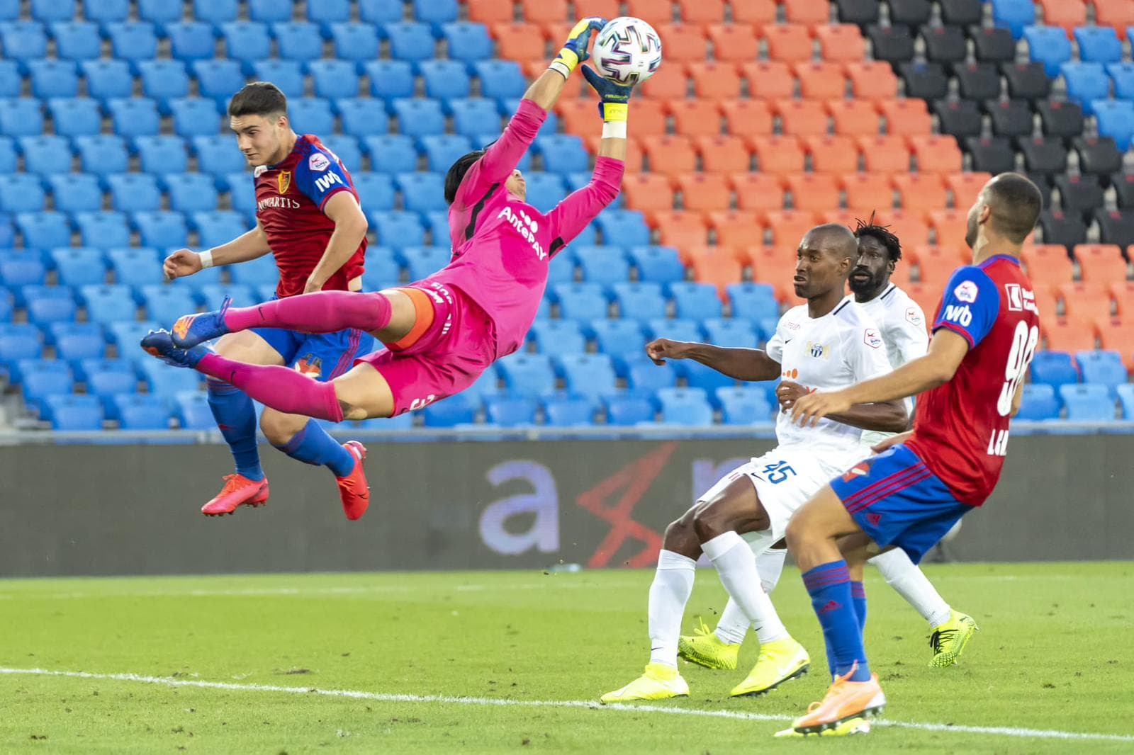 Torhüter in Aktion als Banner für das 360Football Torhüter bzw. Goalietraining