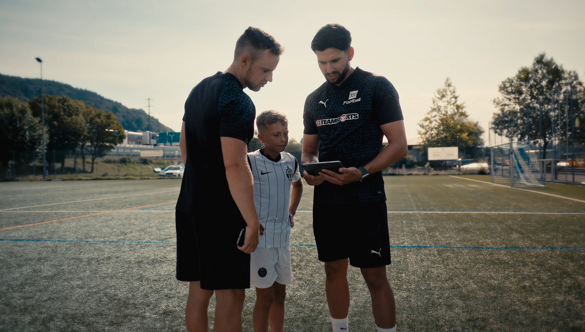 Jan und Nic von 360Football erklären einem Spieler das Individualtraining.