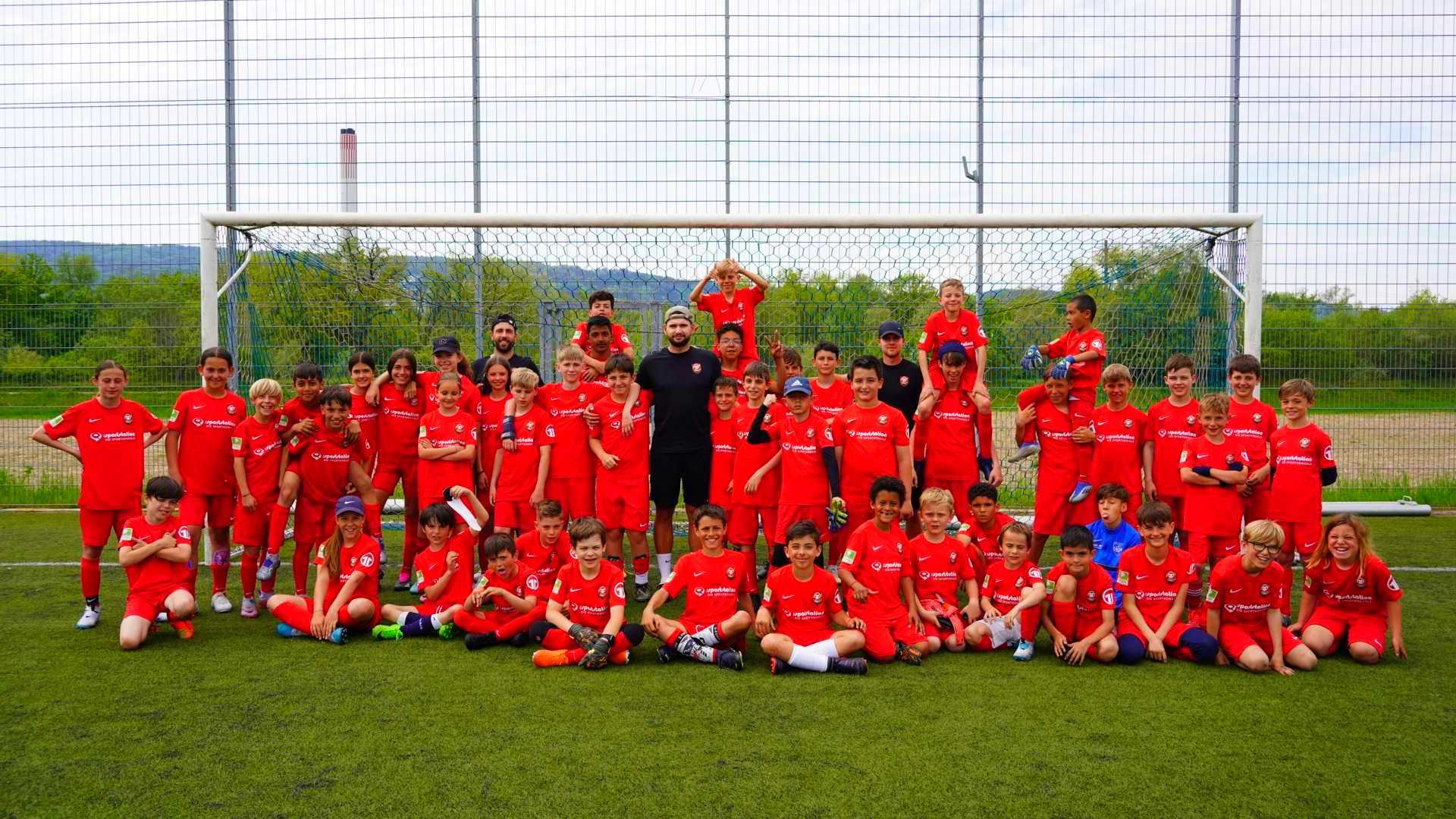 Viele Kinder vom FC Oetwil Geroldswil x 360Football Camp sind zu sehen