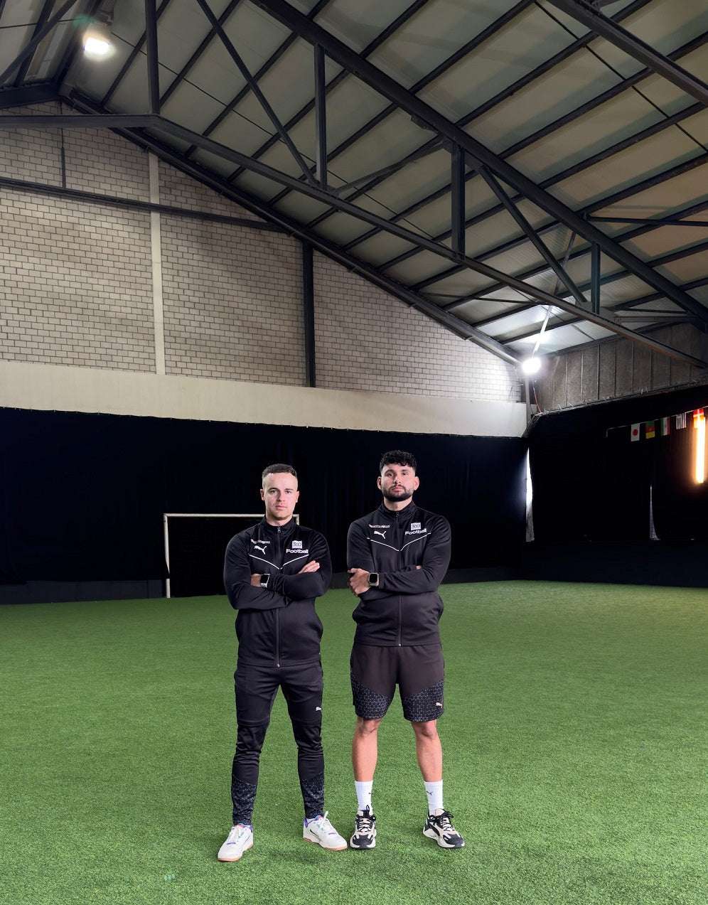 Nic und Jan von 360Football stehen in der 360Footballarena