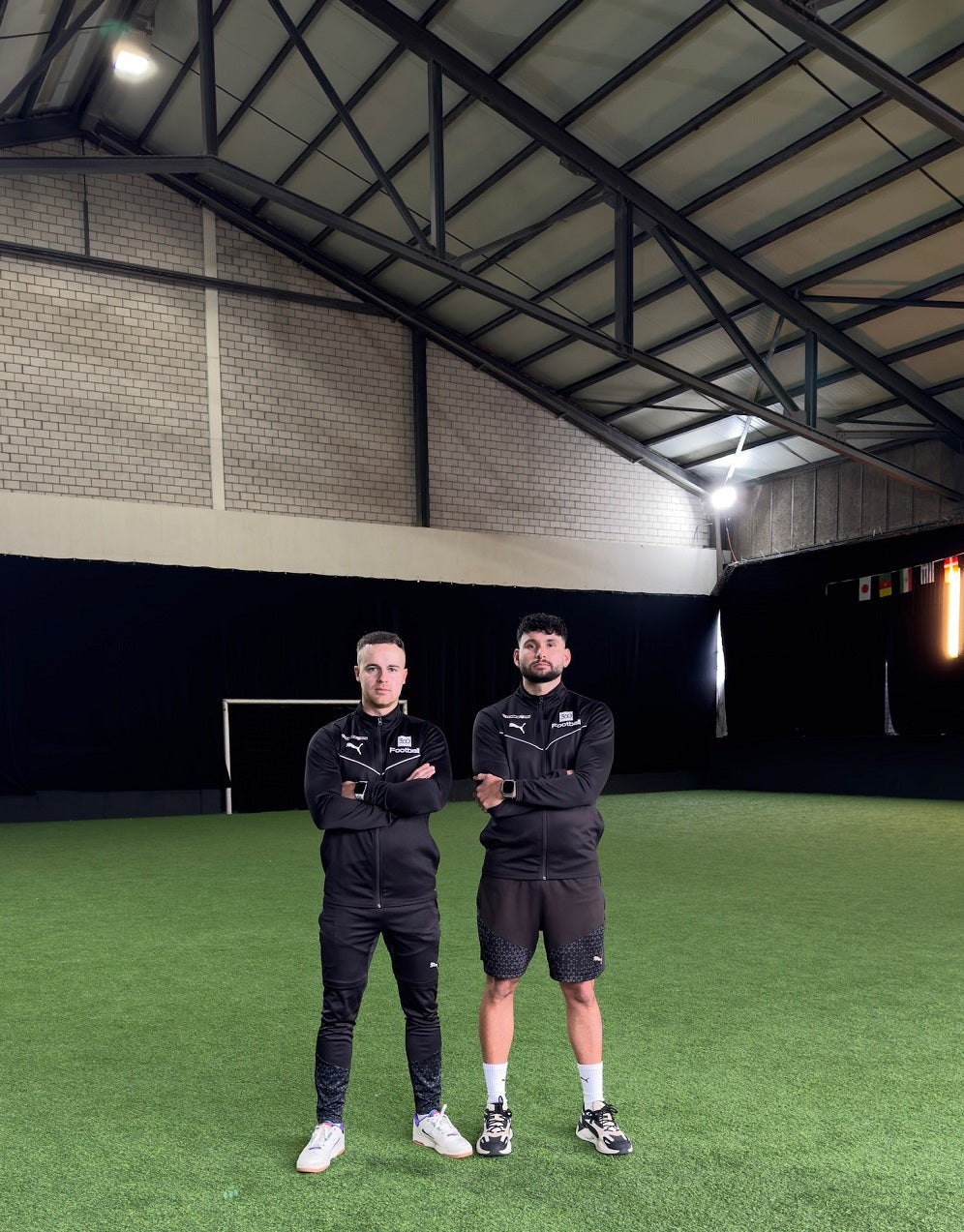 Nic und Jan von 360Football stehen in der 360Footballarena Fussball Indoor Halle in der Region Zürich