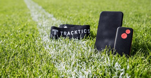 Tracktics Tracker in Nahaufnahme auf einem Fussballfeld (Rasen)