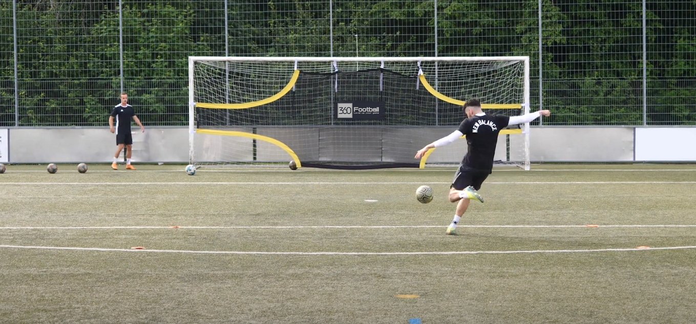 Jan von 360Football schliesst in einer Fussballübung vor dem Tor ab