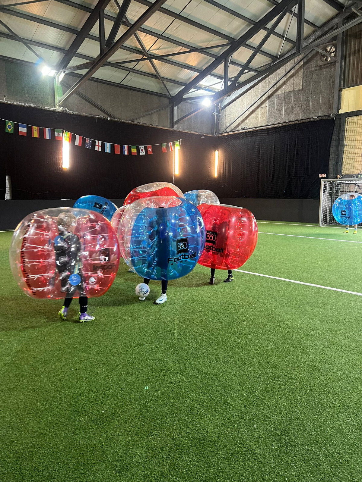 Gruppe von Kindern beim Bubble Ball in der 360Footballarena Oberembrach