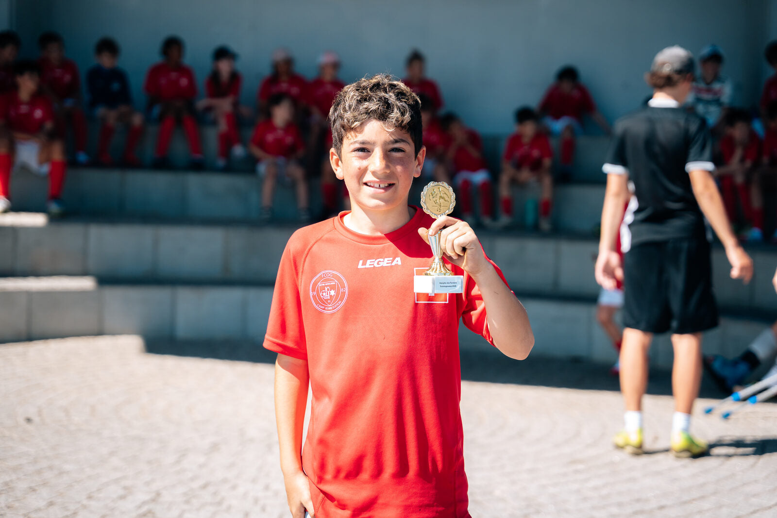 Lachender junger Fussballspieler im roten Trikot beim 360Football Fussballcamp