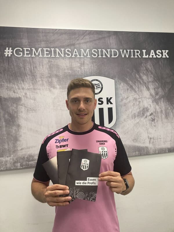 Thomas Dürhammer Ernährungsberater für Fussballer bei 360Football im LASK Shirt