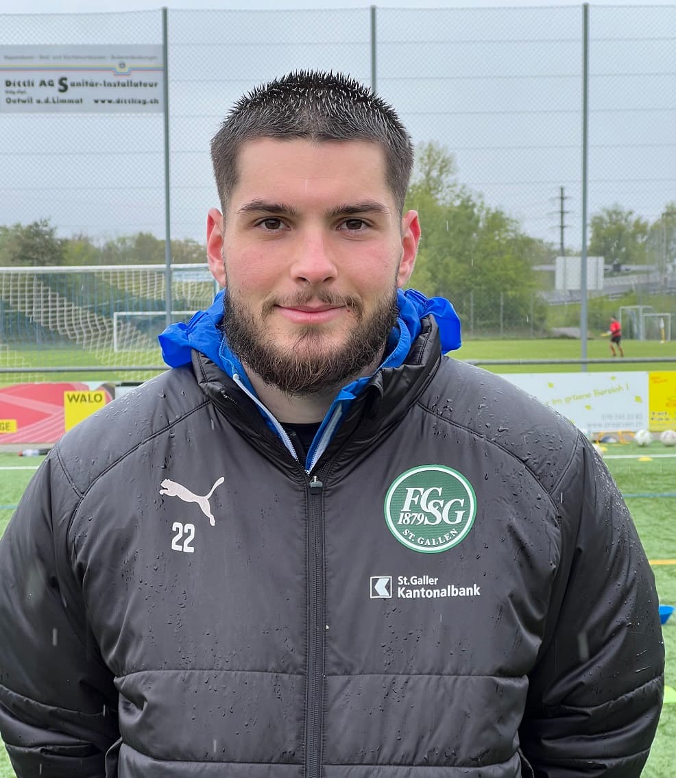 Metin Bahtiyari Personaltrainer von 360Football mit einer FC St. Gallen Jacke 