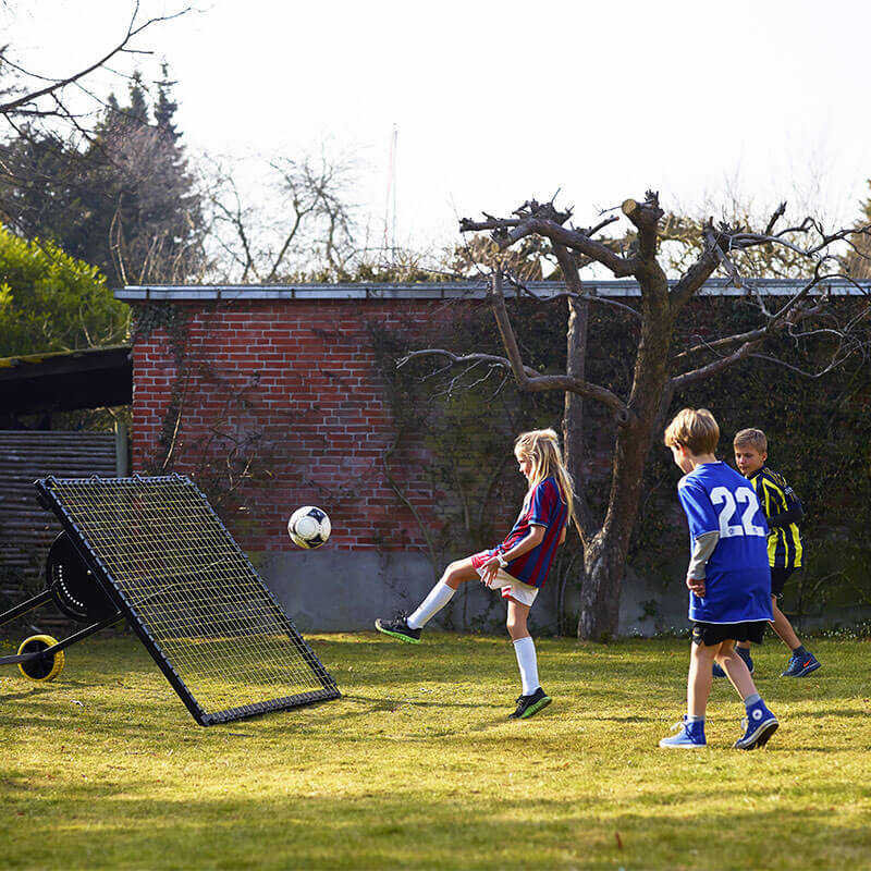Kinder spielen mit dem Fussball Rebounder von Muninsports