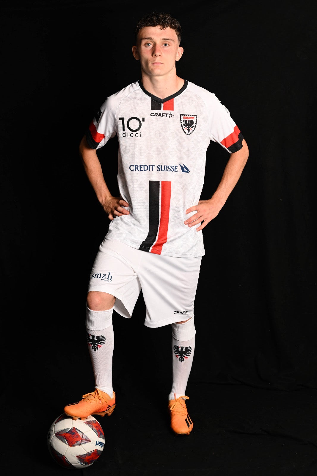Samuel Krasniqi im FC Aarau Dress bei einem Fotoshooting