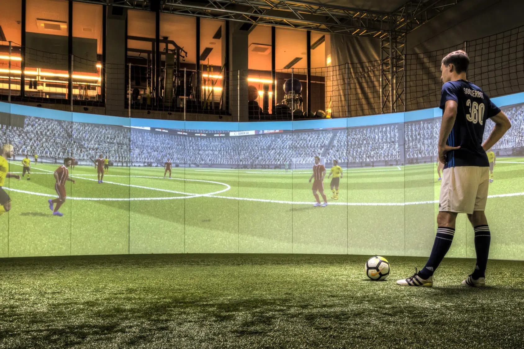 Ein Fussballspieler steht im Kreis des Soccerbot360 für ein Spezialtraining