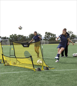 Zwei Frauen nutzen den Rebounder um ihre Technik zu trainieren