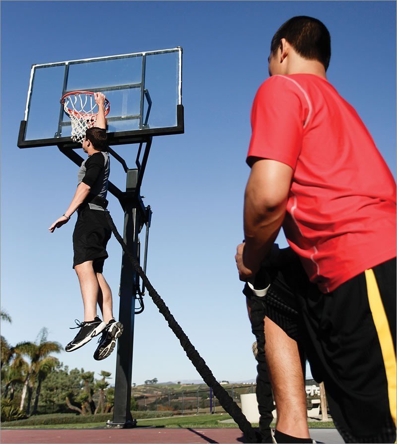 Ein Basketballer trainiert seine Sprungkraft mit dem Gurt