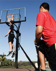 Ein Basketballer trainiert seine Sprungkraft mit dem Gurt