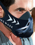 Trainierender Mann trägt schwarze FDBRO Trainingsmaske 